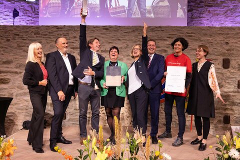 Landeshauptmann Hans Peter Doskozil und Landeshauptfrau Johanna Mikl-Leitner übergaben der Delegation der Gemeinde Kostelní Lhota (Tschechien) den Euopäischen Dorferneuerungspreis 2024.