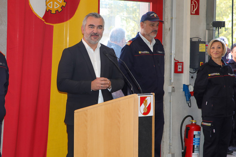 Landesfeuerwehrreferent Landesrat Heinrich bei seinen Grußworten zur Übergabe der Leistungsanzeichen