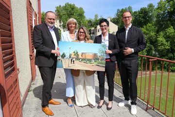 Präsentierten die Pläne zum Bau des neuen Kulturzentrums in Neusiedl am See (v.l.): Landeshauptmann Hans Peter Doskozil, Neusiedls Bürgermeisterin LAbg. Elisabeth Böhm, KBB-Geschäftsführerin Claudia Priber, LIB-Geschäftsführerin Jutta Benedek und Arch. Ralph Steffek, BSc. March, LIB