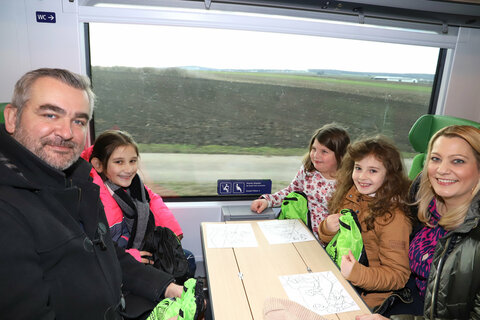 Verkehrslandesrat Mag. Heinrich Dorner und Bildungslandesrätin Mag.a (FH) Daniela Winkler bei der Zugfahrt mit den Volksschulkindern.