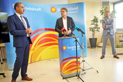 Landesrat Dr. Leonhard Schneemann, Mag. Michael Gerbavsits (Wirtschaftsagentur Burgenland) und Mag. Martin Trink, Leiter des Südhub (v.l.).
