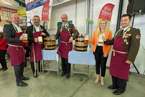 Jennersdorfs Bürgermeister Reinhard Deutsch, Landesrat und Feuerwehrreferent Mag. Heinrich Dorner, Landesfeuerwehrkommandant Ing. Franz Kropf, Landtagsabgeordnete DI Julia Wagentristl und Landesfeuerwehrkommandant-Stellvertreter Harald Nakovich (v.l.) beim Bockbieranstich im Zuge der Segnung des neuen Rüstlöschfahrzeuges in Jennersdorf.