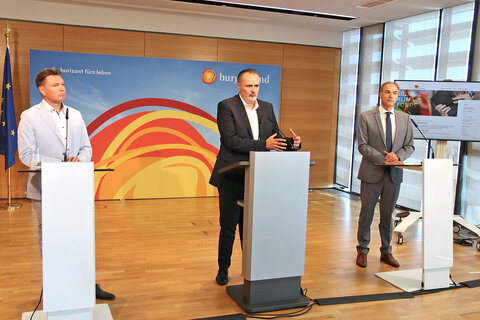 Landeshauptmann Hans Peter Doskozil (m.), Landesrat Leonhard Schneemann (re.) und GVV-Präsident Erich Trummer präsentierten Sofortmaßnahmenpaket gegen die Teuerung