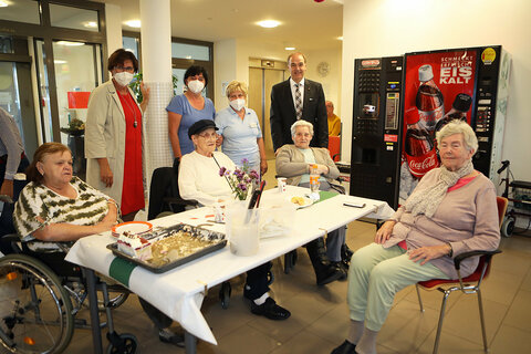 Soziallandesrat Dr. Leonhard Schneemann führte beim Besuch Gespräche mit den Bewohnerinnen und Bewohnern des Pflegezentrums Rechnitz.