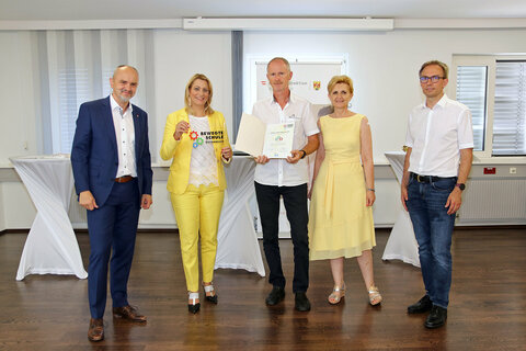 Zertifikat „Bewegte Schule“ für ASO Oberwart: v.l.: BD Mag. Heinz Josef Zitz, LRin Mag.a (FH) Daniela Winkler, Martin Pratl, ASO Oberwart, WHRin Mag.a Sandra Steiner, Leiterin des Präsidialbereichs in der Bildungsdirektion, HR Mag. Jürgen Neuwirth, Leiter Bereich Pädagogischer Dienst in der Bildungsdirektion Burgenland