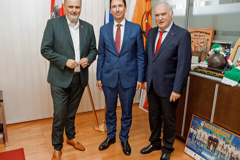 Landeshauptmann Hans Peter Doskozil mit dem slowakischen Botschafter Jozef Polakovic sowie Prof. hc Alfred Rákóczi Tombor, General-Honorarkonsul der Slowakei, in seinem Büro im Landhaus in Eisenstadt.
