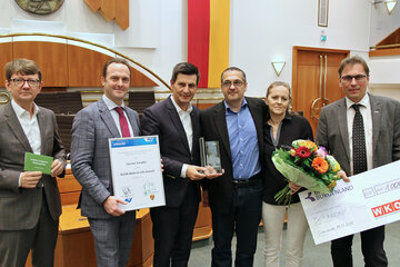 Mag. Reinhard Minixhofer, Dir. d. Landesstelle Wien der AUVA, i.V. v. Thomas Gerstbauer, Gewerkschaft Bau-Holz Niederösterreich, AUVA-Gen.Dir. Mag. Alexander Bernart, Soziallandesrat Christian Illedits, Gernot Schaller, Preisträger, mit Lebensgefährtin Gabi, Spartenobmann-Stellvertreter Franz Nechansky, WK Burgenland