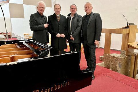 Benefizkonzert für Menschen mit Behinderung in der Pfarrkirche Rohrbach. V.l. Johannes Kutrowatz, LR Dr. Leonhard Schneemann, Bgm. Günter Schmidt, Eduard Kutrowatz