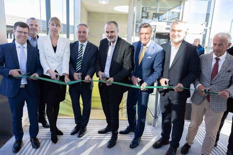 Peter Medlitsch, MSc, Leiter Finanzabteilung der Raaber Bahn, Rene Pint, Vizebürgermeister Wulkaprodersdorf, Katalin Riba, beauftragte Generaldirektor-Stellvertreterin der Raaber Bahn, Szilárd Kövesdi, Generaldirektor der Raaber Bahn, Landeshauptmann Hans Peter Doskozil, Bundesminister KommR Peter Hanke, Landesrat Heinrich Dorner und Dr. János Perényi