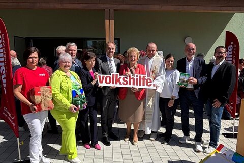 Karin Csencsits, Pflegedienstleitung Volkshilfe Burgenland, Gemeindevorständin Rosemarie Harter, Landesrat Dr. Leonhard Schneemann, Volkshilfe-Burgenland-Präsidentin Verena Dunst, Pfarrer Damian, GF der Sowo Burgenland DI Melanie Piskernik, Müllendorfs Bürgermeister Werner Huf und Wimpassings Bürgermeister Ernst Edelmann bei der Eröffnung des Pflegestützpunktes Müllendorf.