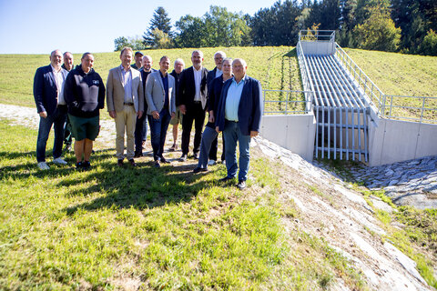 Infrastrukturlandesrat Mag. Heinrich Dorner mit Abteilungsvorstand DI (FH) Wolfgang Heckenast (Abteilung 5 - Wasser Klima und Energie, Amt der Burgenländischen Landesregierung) sowie allen Beteiligten sowie Anrainerinnen und Anrainern bei der Eröffnung des neuen Rückhaltebeckens in Riedlingsdorf.