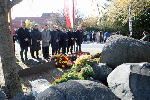 Landesrat Heinrich Dorner, Obmann des Kulturvereins österreichischer Roma Christian Klipp, Landtagspräsident Robert Hergovich, Nationalratsabgeordneter Nikolaus Berlakovich, Vorsitzender des Volksgruppen-Beirates der Roma Emmerich Gärtner-Horvath, Obmann vom Verein Hango Roma Martin Horvath und Horst Horvath von der Volkshochschule der Roma (VHS Roma) im Burgenland (vorne, v.l.).