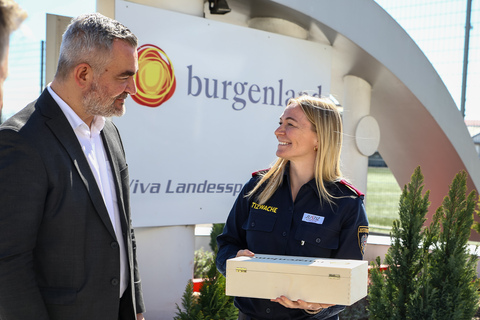 Sportlandesrat Heinrich Dorner mit Ski-Olympiasiegerin Ariane Rädler