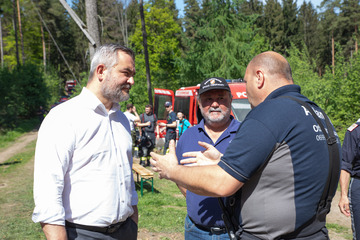 Landesrat und Feuerwehrreferent Heinrich Dorner und Bezirkshauptmann Peter Bubik vor Ort bei der Übung