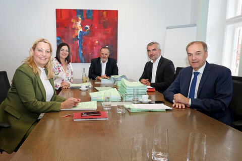 Die Burgenländische Landesregierung mit Landesrätin Daniela Winkler, Landeshauptmann-Stellvertreterin Astrid Eisenkopf, Landeshauptmann Hans Peter Doskozil, Landesrat Heinrich Dorner und Landesrat Leonhard Schneemann