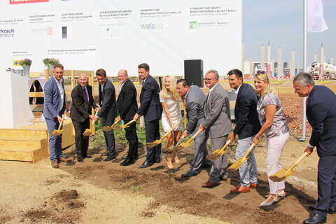 Exakt 5 Jahre nach dem Spatenstich für das Fachmarktzentrum PADO im Businesspark Parndorf erfolgte am 28. August 2019 durch Landesrätin Mag.a (FH) Daniela Winkler, Landesrat Christian Illedits, Landesrat MMag. Alexander Petschnig, Landeshauptmann a.D. Hans Niessl, Bauherr KommR Richard Erlinger, Mag. Harald Zagiczek, GF der Wirtschaft Burgenland GmbH, und Bürgermeister Wolfgang Kovacs der feierliche Spatenstich für die Errichtung der PADO Galerien