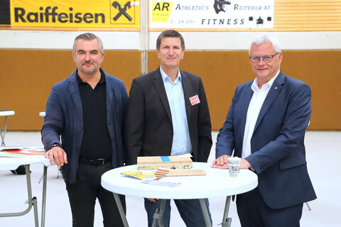 (v.l.n.r.) Landesrat Mag. Heinrich Dorner, BBC Nord Dragonz Obmann Roland Knor, Bürgermeister Mag. Thomas Steiner anlässlich einer Baustellenbesichtigung im Sportzentrum Eisenstadt