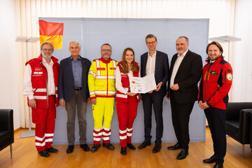 Das Land Burgenland implementiert mit 1. Oktober 2025 gemeinsam mit dem Roten Kreuz Burgenland, dem Samariterbund Burgenland und der ÖAMTC Flugrettung ein einheitliches Qualitätsmanagementsystem (Archivfoto von der Unterzeichnung der Vereinbarung für eine noch geordnetere Patientenübergabe): (v.l.) Thomas Wallner, MSc, Landesgeschäftsführer des Roten Kreuzes Burgenland, Univ.-Prof. Dr. Stefan Kriwanek, ärztlicher Leiter der Gesundheit Burgenland, Samariterbund-Burgenland-Geschäftsführer Mag. Gerald Fitz, Mag.a Tanja König, Landesgeschäftsführerin des Roten Kreuzes Burgenland, Robert Maurer, MSc MBA, Geschäftsführer der Barmherzigen Brüder Eisenstadt GmbH, Landeshauptmann Mag. Hans Peter Doskozil und Marco Trefanitz, Geschäftsführer der ÖAMTC-Flugrettung