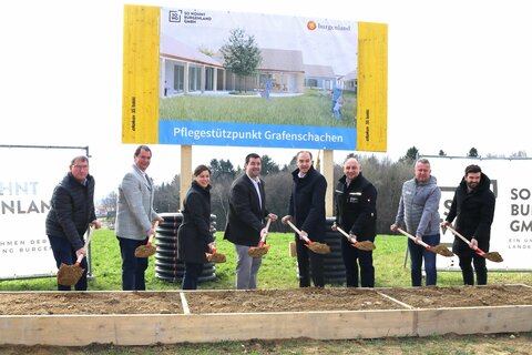 Soziallandesrat Leonhard Schneemann beim Spatenstich mit Vertretern der Gemeinde und der SOWO Burgenland.