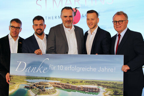 Burgenlands Landeshauptmann Hans Peter Doskozil, Wirtschafts- und Tourismuslandesrat Alexander Petschnig, Mag. Gottfried Koos, Mitglied des VAMED Vorstandes, Landeshauptmann a.D. Hans Niessl, GF Mag. Harald Zagiczek, Wirtschaft Burgenland GmbH – WiBuG, Tierschützerin Maggie Entenfellner und Geschäftsführer Klaus Hofmann feierten gemeinsam mit den Seewinkel-Gemeinden sowie den weiteren Projektpartnern den nationalen und internationalen Erfolg der St. Martins Therme & Lodge e & Lodge