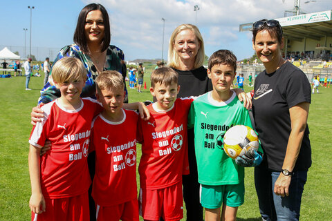 Landeshauptmann-Stellvertreterin Mag.a Astrid Eisenkopf und Siegendorfs Bürgermeisterin LAbg. Rita Stenger mit dem siegreichen Team der Volksschule Siegendorf mit Lilian Haider, Ben Benczak, Lars Pointner und Luca Bajci gemeinsam mit Trainerin und Organisatorin des Sumsi-Cups im Bezirk Eisenstadt Gabi Pinter.