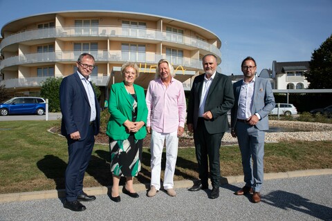 Mag. Hans Peter Rucker, Geschäftsführer der Landesholding Burgenland, Landtagsabgeordnete Verena Dunst, Karl J. Reiter, Geschäftsführer Reiters Resort, Landeshauptmann Mag. Hans Peter Doskozil und Stegersbachs Bürgermeister Jürgen Dolesch.