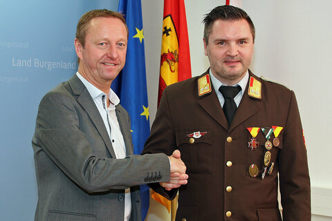 Landeshauptmannstellvertreter Johann Tschürtz gratuliert Landesfeuerwehrdirektor Sven Karner zu seiner neuen Funktion