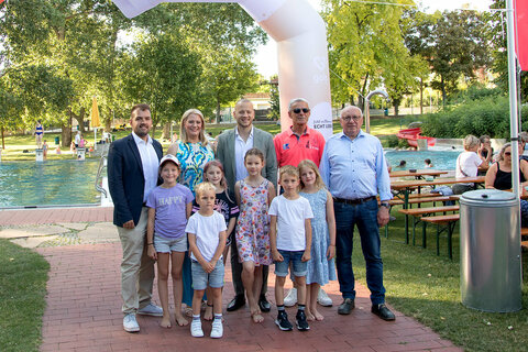 Feierten mit zahlreichen Gästen 30 Jahre Schwimmbad Gols: v.l. Bgm. LAbg. Kilian Brandstätter, LRin Daniela Winkler, Bgm. NRAbg. Maximilian Köllner, Harald Moser, seit 30 Jahren Bademeister im Schwimmbad Gols, Altbgm. Hans Schrammel und Kinder aus Gols