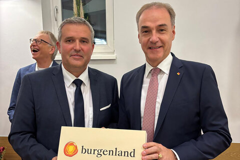 Landesrat Dr. Leonhard Schneemann überreichte Bürgermeister Ewald Bürger (v.r.) im Zuge der 800-Jahres-Jubiläumsfeier von Pilgersdorf ein Präsent.