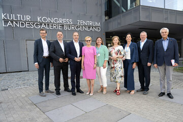 Vor der Eröffnung des ANDA-Symposiums im Kultur- und Kongresszentrum in Eisenstadt: v.l. Robert Maurer, MSc, MBA, kfm. Dir. KH Eisenstadt, DGKP Andreas Schmidt, MSc. Gesundheit Burgenland, Soziallandesrat Dr. Leonhard Schneemann, Pflegedirektorin Brigitte Polstermüller, Krankenhaus der Barmherzigen Brüder Eisenstadt GmbH, Prof.in(FH) Nadine Graf, BSc MSc, Studiengangsleiterin des Bachelors Gesundheits- und Krankenpflege, Mag. Elisabeth Potzmann, Präsidentin des Österreichischen Gesundheits- und Krankenpflegeverbandes (ÖGKV), PhDr.in Margareta Bruckner, MBA MSc, Vorsitzende der Vereinigung der Pflegedirektor*innen Österreich, Erwin Gollner, Studiengangsleiter Gesundheitsmanagement und Gesundheitsförderung FH Burgenland, Univ.-Prof. Dr. Stephan Kriwanek, medizinischer GF Gesundheit Burgenland