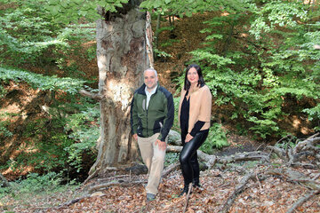 LH-Stv.in Mag.a Astrid Eisenkopf und DI Matthias Grün, GF der PANNATURA GmbH, in einer Totholzinsel im Leithagebirge