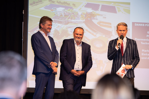 Gute Stimmung: Landeshauptmann Hans Peter Doskozil mit Sonnentherme-Geschäftsführer Werner Cerutti bei der Eröffnung des Lustspielhauses, Alfons Haider moderierte die Veranstaltung