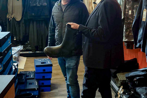 Wirtschaftsandesrat Dr. Leonhard Schneemann mit Andreas Pratl im Angelshop Carpelite in Pinkafeld