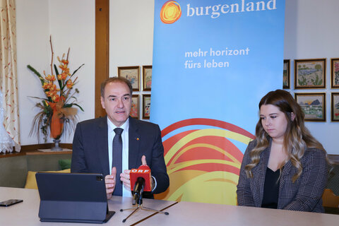 (v.l.) Landesrat Dr. Leonhard Schneemann und Vanessa Schwaighofer beim Pressegespräch beim Pressegespräch in Mörbisch.