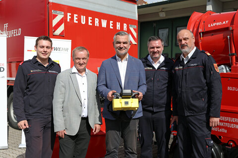 Florian Nechansky (Freiwillige Feuerwehr der Stadtgemeinde Neufeld), Bürgermeister Michael Lampel (Stadtgemeinde Neufeld), Feuerwehrreferent Landesrat Heinrich Dorner,  Landesfeuerwehrdirektor Sven Karner und Landesfeuerwehrkommandant Franz Kropf
