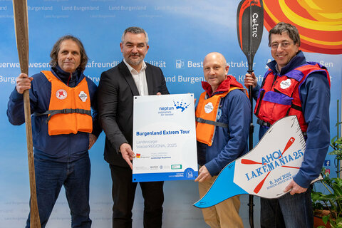 Landesrat Heinrich Dorner mit Michael Oberhauser, Josef Burkhardt und Tobias Monte von „24 Stunden Burgenland“, den burgenländischen Landessiegern des Neptun Staatspreises für Wasser.
