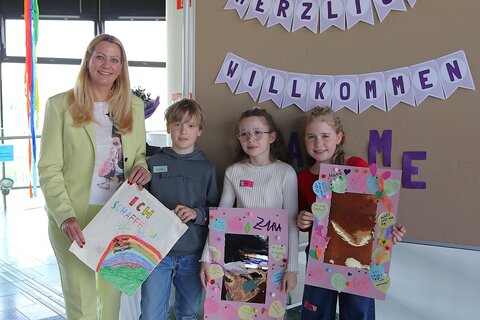 Bildungslandesrätin Daniela Winkler mit Kindern der Volksschule Eisenstadt beim Workshop.
