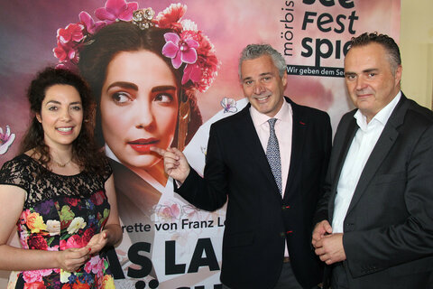 Elissa Huber, Mörbisch-Direktor Peter Edelmann und Landeshauptmann Hans Peter Doskozil