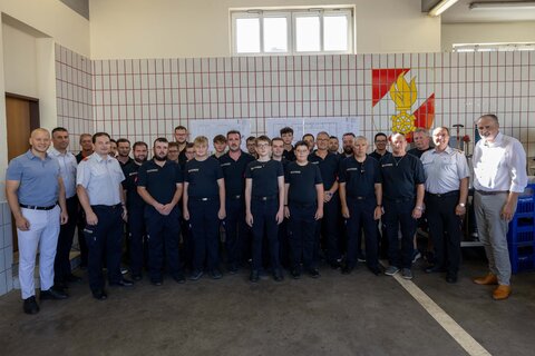 Landeshauptmann Hans Peter Doskozil (rechts im Bild) und Nationalratsabgeordneter Bürgermeister Maximilian Köllner (links im Bild) mit der Mannschaft der Feuerwehr Illmitz.