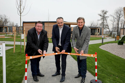 Landeshauptmann Hans Peter Doskozil, Werner Cerutti, Geschäftsführer der Sonnentherme Lutzmannsburg-Frankenau GmbH, und Bürgermeister LAbg. Roman Kainrath bei der Eröffnung der neuen Thermen Chalets