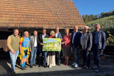 Verkehrslandesrat Heinrich Dorner präsentiert gemeinsam mit den Projektverantwortlichen die Streckenführung des neuen Uhudler Radrundwegs B72.