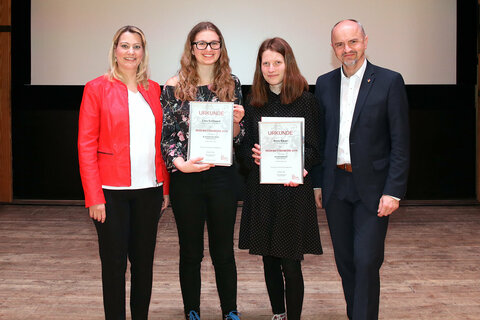 Die beiden Siegerinnen der Kategorien Klassische Rede, Lara Schlappal vom Lisztgymnasium Oberpullendorf, und Spontanrede, Anna Bauer vom BG/BRG Mattersburg