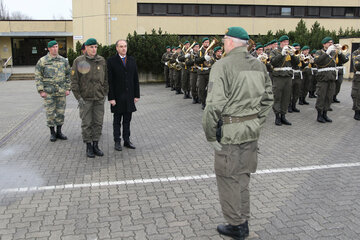 Angelobung von 240 Rekruten in der Benedek-Kaserne in Bruckneudorf: Landesrat Dr. Leonhard Schneemann würdigt das Österreichische Bundesheer als Garant für Stabilität und Sicherheit