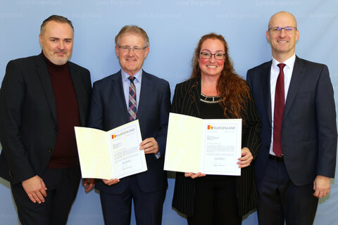 Landeshauptmann Hans Peter Doskozil, Bezirkshauptmann Dr. Helmut Nemeth, Bezirkshauptfrau Maga Drin Nicole Christina Wild, MBA und Landesamtsdirektor Mag. Ronald Reiter bei der Dekretüberreichung.
