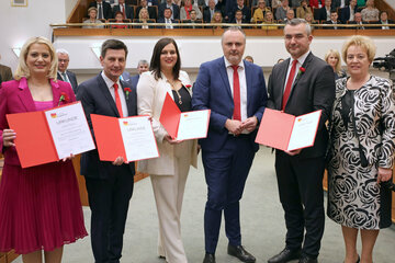Die neue Landesregierung des Burgenlandes mit Landeshauptmann Hans Peter Doskozil, Landeshauptmann-Stellvertreterin Mag.a Astrid Eisenkopf, Christian Illedits, Mag.a (FH) Daniela Winkler und Mag. Heinrich Dorner gemeinsam mit Landtagspräsidentin Verena Dunst.