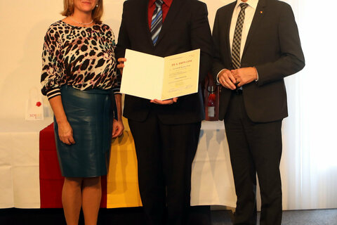 Direktorin DGKP Gabriele Ehrenhöfer (l., Gesundheits- und Krankenpflegeschule Oberwart, KRAGES) und Landesrat Dr. Leonhard Schneemann (r.) mit Pflegefachassistenten Thomas Josef Lunzer (Mitte);
