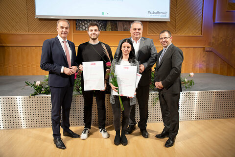 (v.l.n.r.) Wirtschaftslandesrat Dr. Leonhard Schneemann, Georg Werderits, Simone Stefanics, Wolfgang Werderits (Geschäftsführer Verkehrsbetriebe Burgenland GmbH) und Wirtschaftskammerpräsident Andreas Wirth bei der Ehrung der Jungmeister in der Wirtschaftskammer Burgenland.