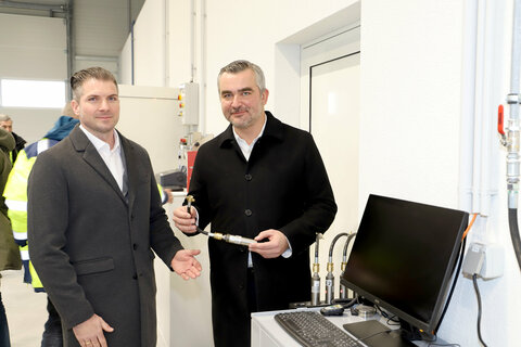 Landesrat Mag. Heinrich Dorner spricht bei der Eröffnung der Prüfhalle für Schwerverkehr in Nickelsdorf.