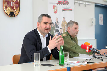 Landesrat Heinrich Dorner und Landesfeuerwehrkommandant Alois Kögl informieren über die  Wahl der Feuerwehrkommandanten durch Mitglieder ab kommendem Jahr