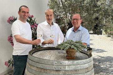 Weintourismusobmann Herbert Oschep, Landesrat Leonhard Schneemann und Andreas Liegenfeld (v.l.).